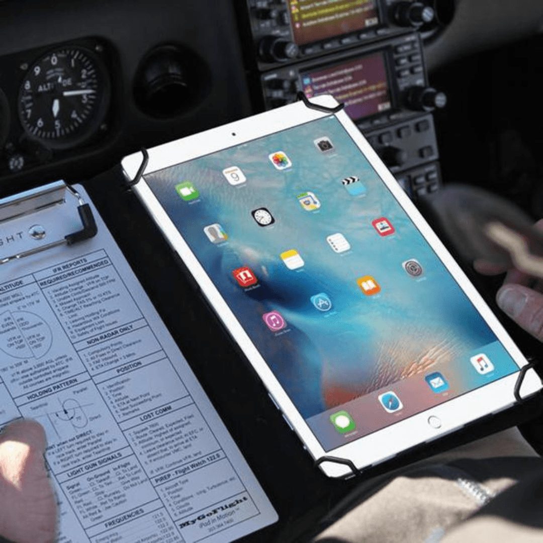 Piernera MyGoFlight con iPad y portapapeles sobre la pierna del piloto, en cabina