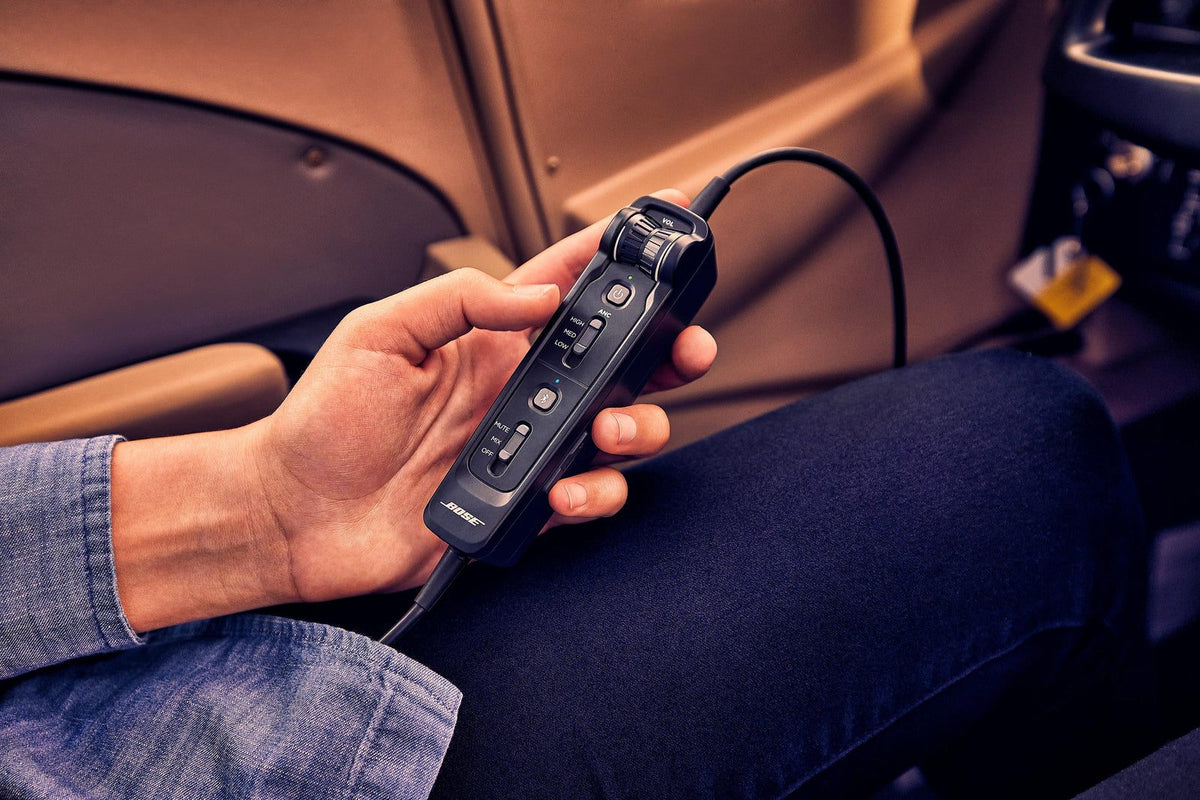 Módulo de control del Bose A30 en la mano del piloto, dentro de la cabina (foto oficial de Bose)