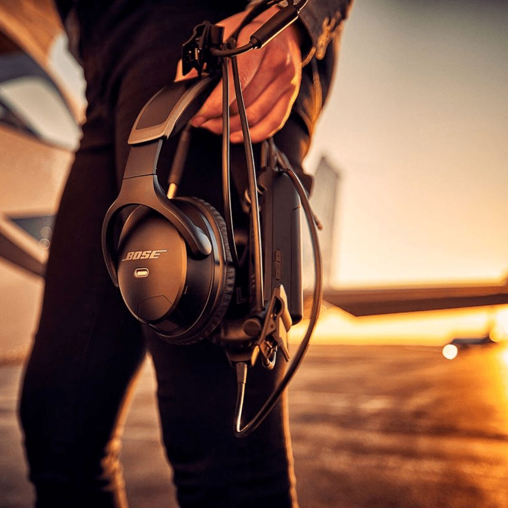Piloto en la plataforma al atardecer con el Bose A30 en la mano (foto oficial de Bose)