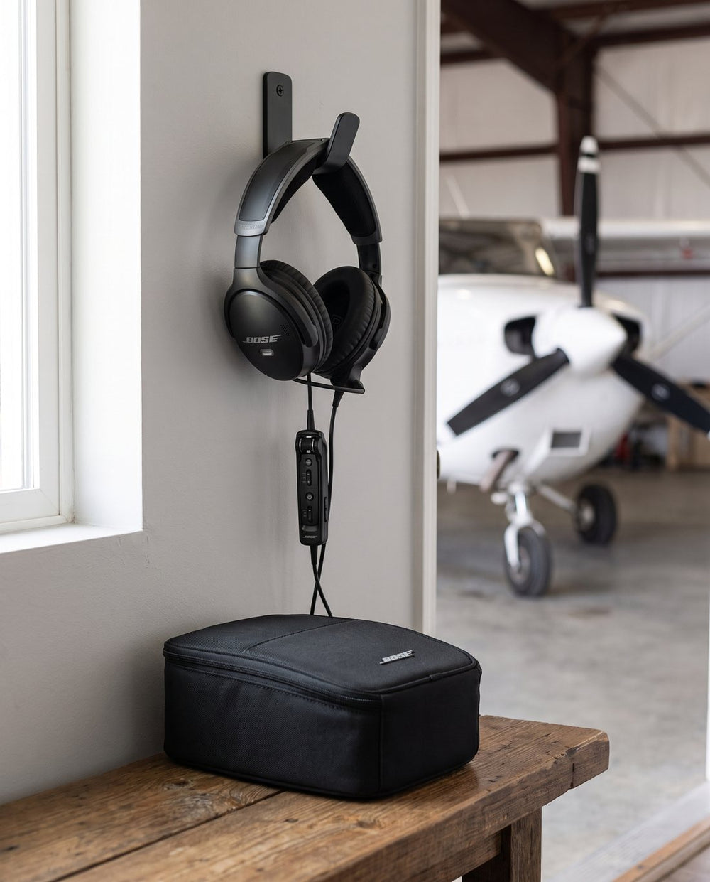 Bose A30 colgado en el cuarto de pilotos junto a su estuche (imagen ilustrativa)