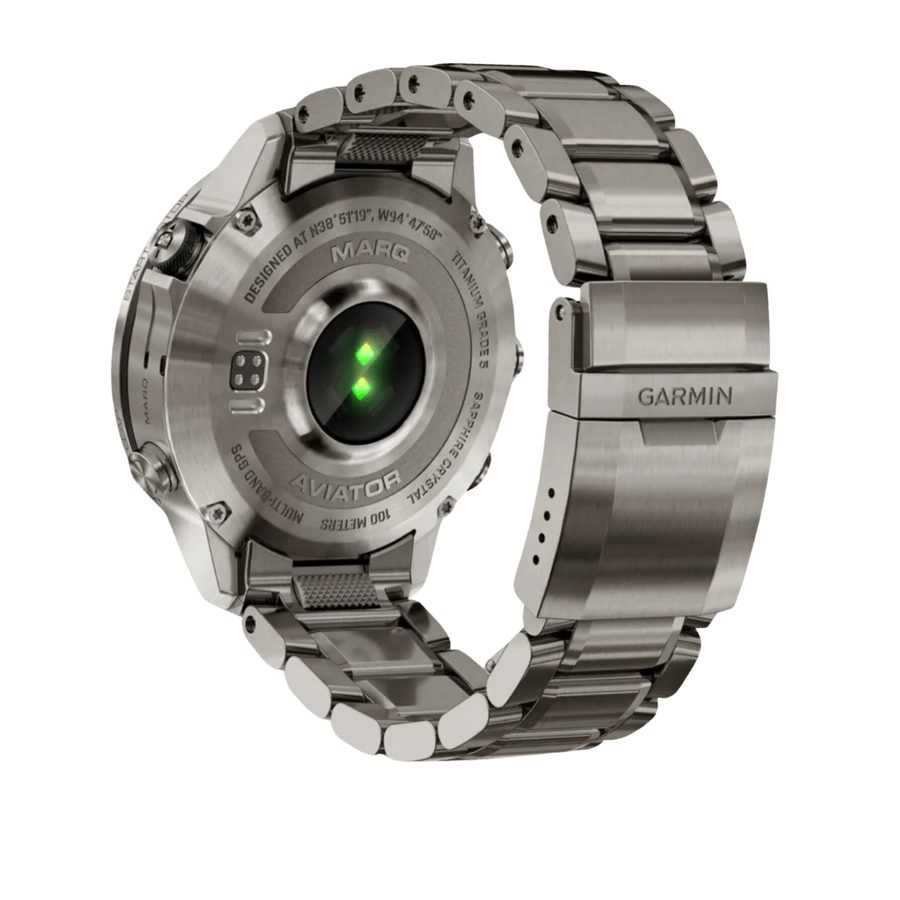 Reverso de titanio del MARQ Aviator con sensor y grabados