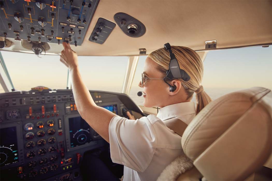 Piloto en la cabina de un jet ejecutivo con el ProFlight Series 2