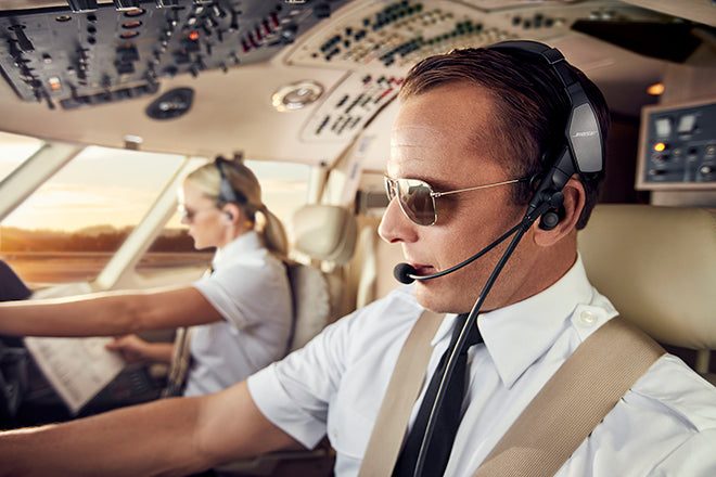 Piloto con lentes de sol y el ProFlight en la cabina de un jet