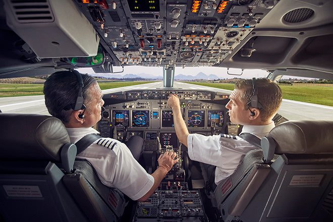 Tripulación en la cabina de un avión de línea con headsets ProFlight