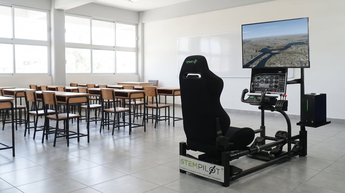 Simulador STEMPILOT Pilot Pro 2 en un salón de clases con ventanales (imagen ilustrativa)
