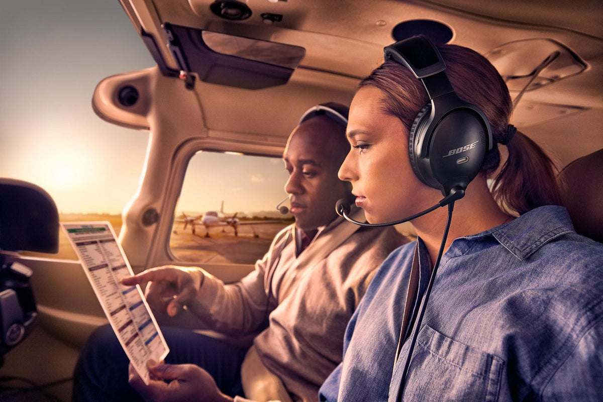Instructor y alumna en la cabina de una avioneta de entrenamiento