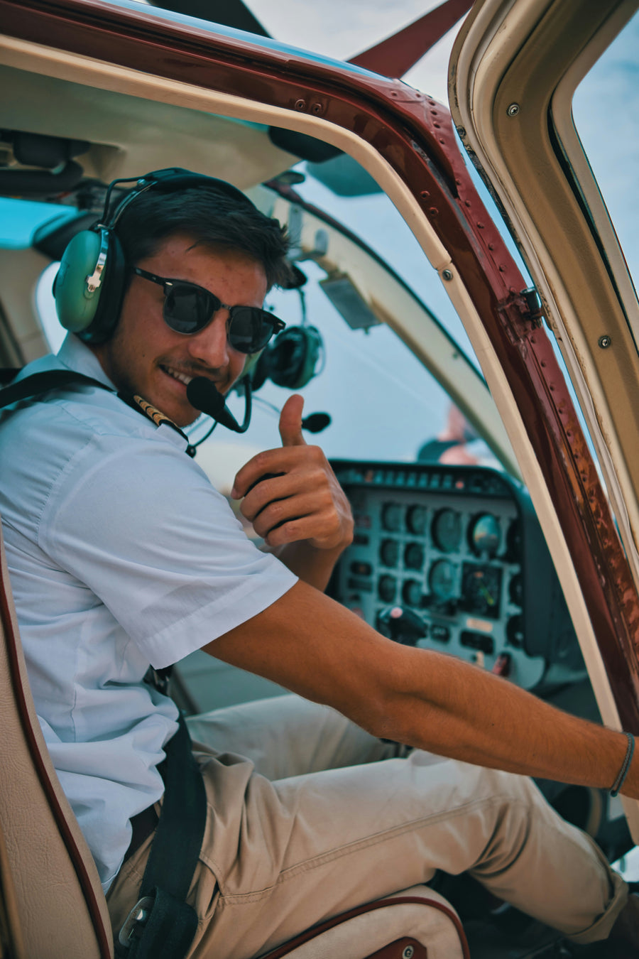 Piloto con headset de aviación en la cabina de una avioneta