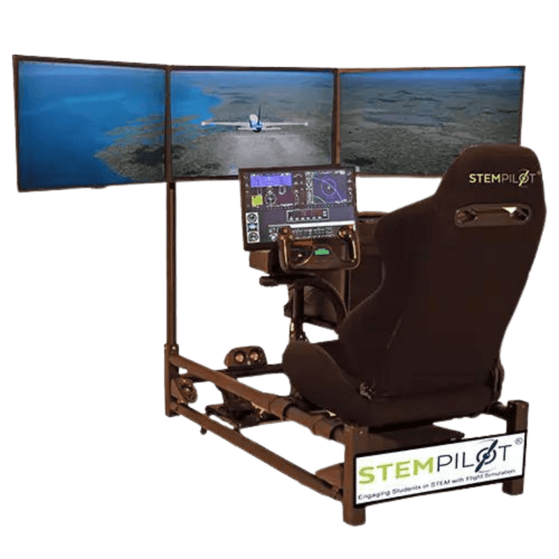 STEMPILOT Pilot Pro 3 con tres pantallas de 32 pulgadas al frente