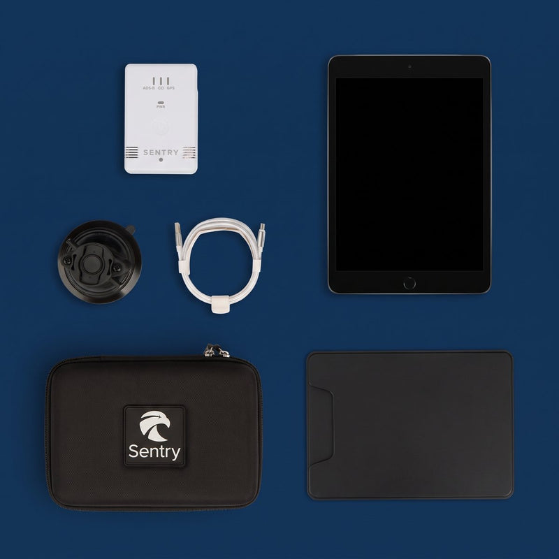 Receptor ADS-B Sentry con su estuche, cable y un iPad sobre fondo azul marino