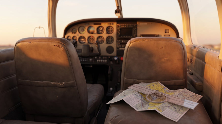 Carta doblada y plotter sobre el asiento de una avioneta (imagen ilustrativa)
