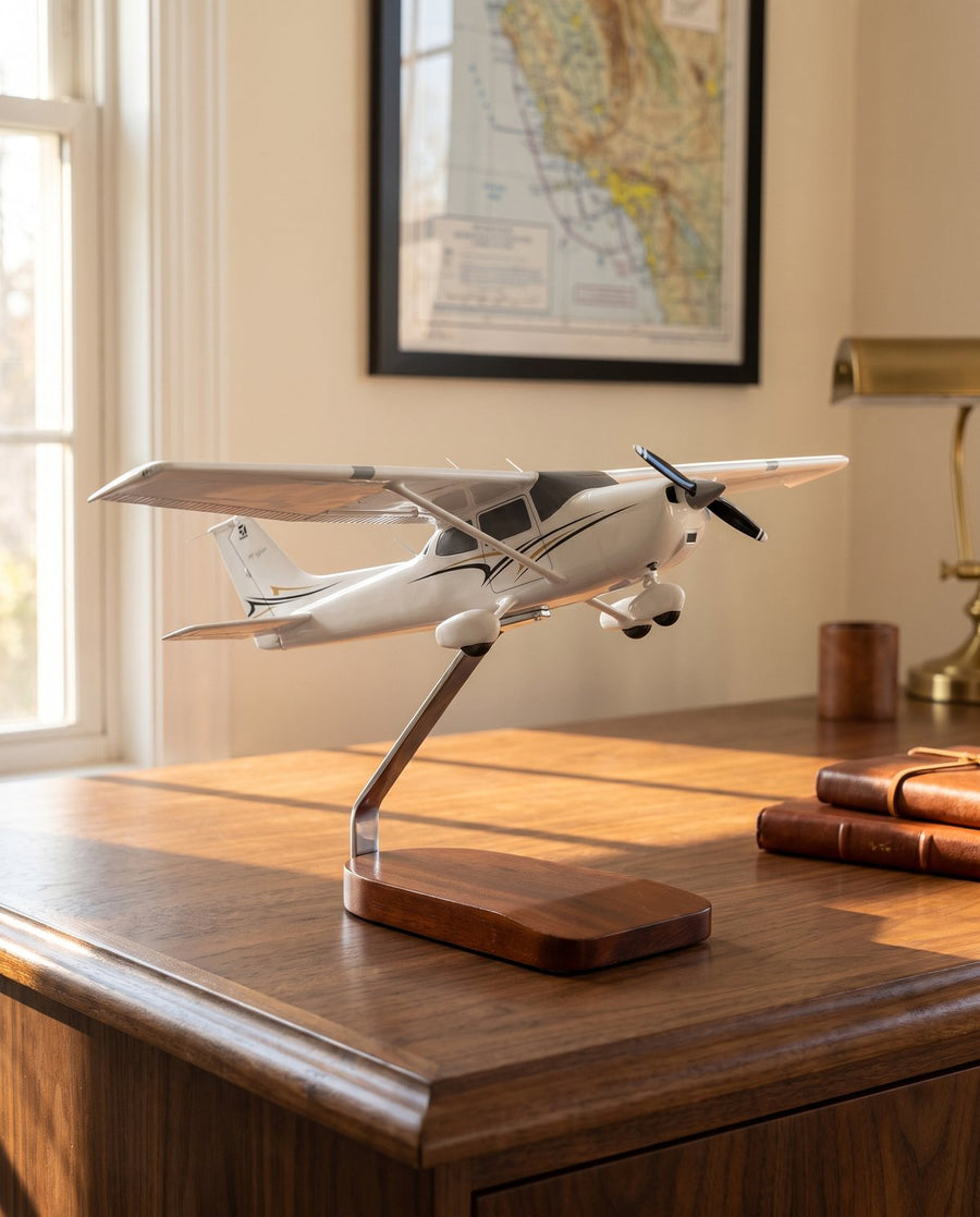 Modelo de caoba de una avioneta sobre un escritorio
